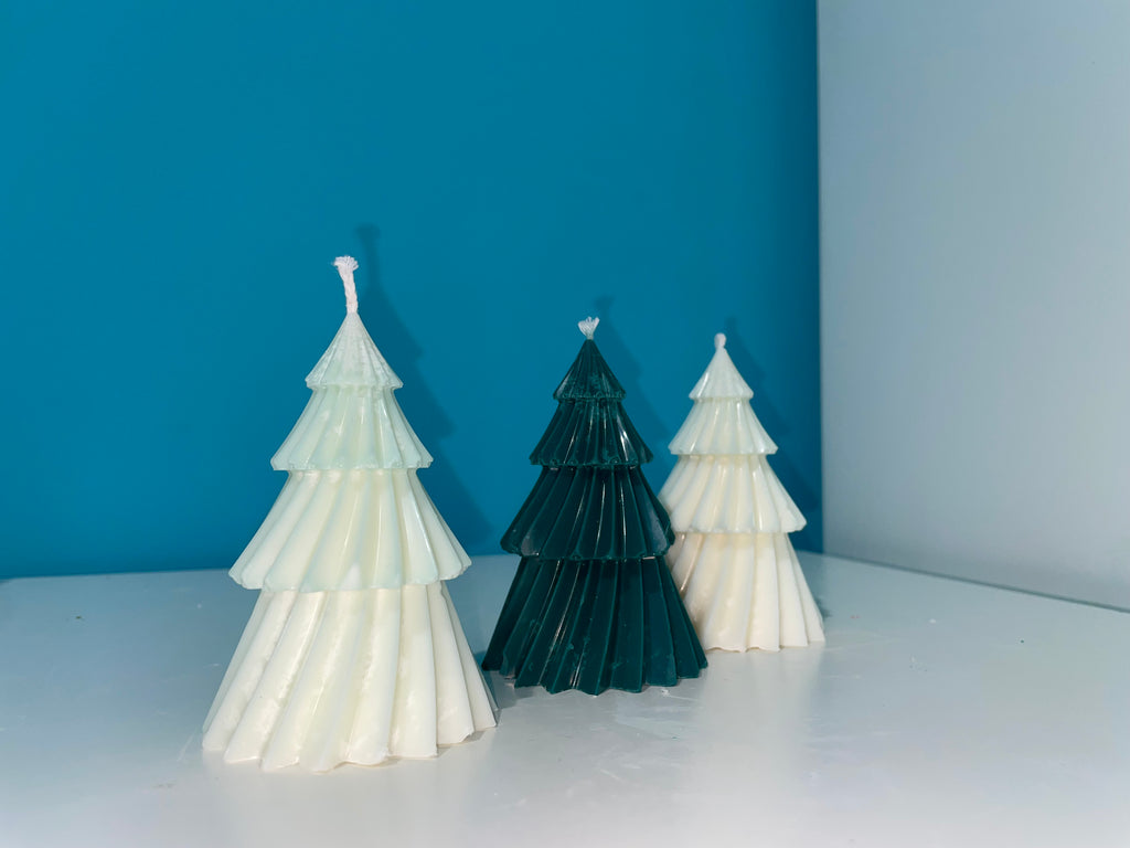 Árbol de navidad pequeño con piños