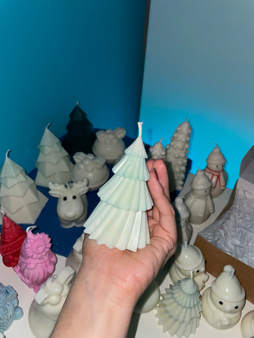 Árbol de navidad pequeño con piños